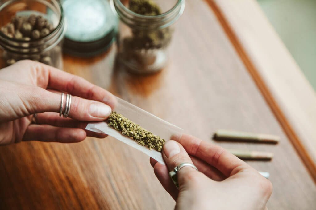 HOW TO ROLL A JOINT PERFECTLY